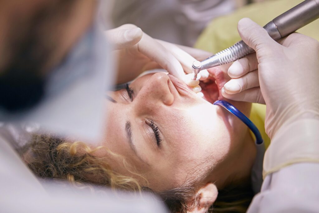 Semne care să te ducă la ortodont: spații între dinți, dinți tociți și înghesuiți