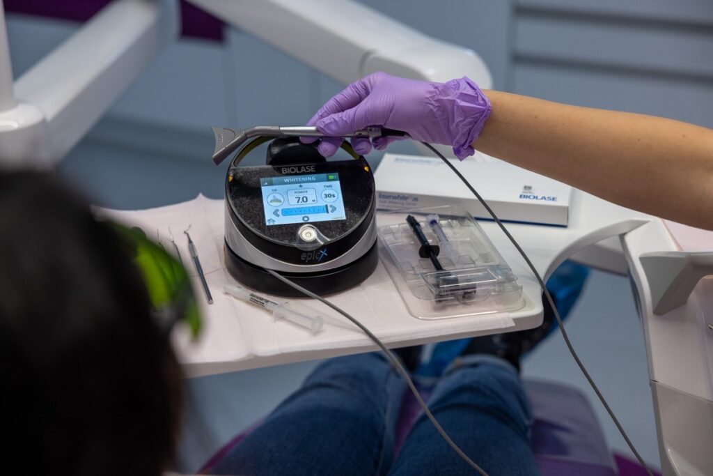 Laserul cu diodă Biolase – precizie și estetică în tratamentele dentare