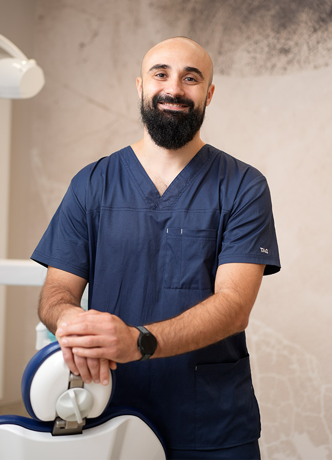 Dr. Adrian Georgescu, Medic Dentist cu Practica în Protetică Dentară